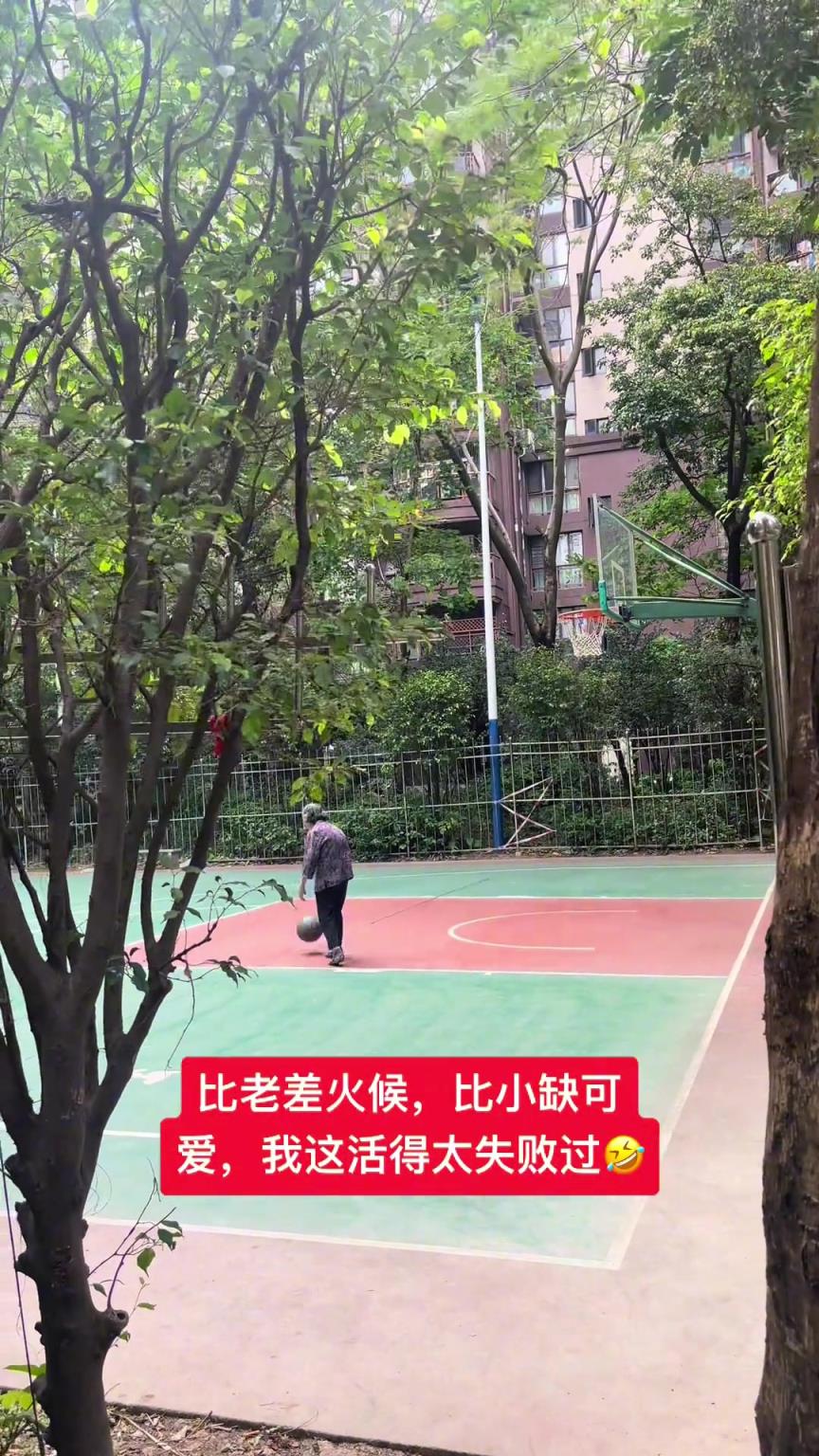 這阿婆單手一投一個(gè)準(zhǔn)，姜還是老的辣