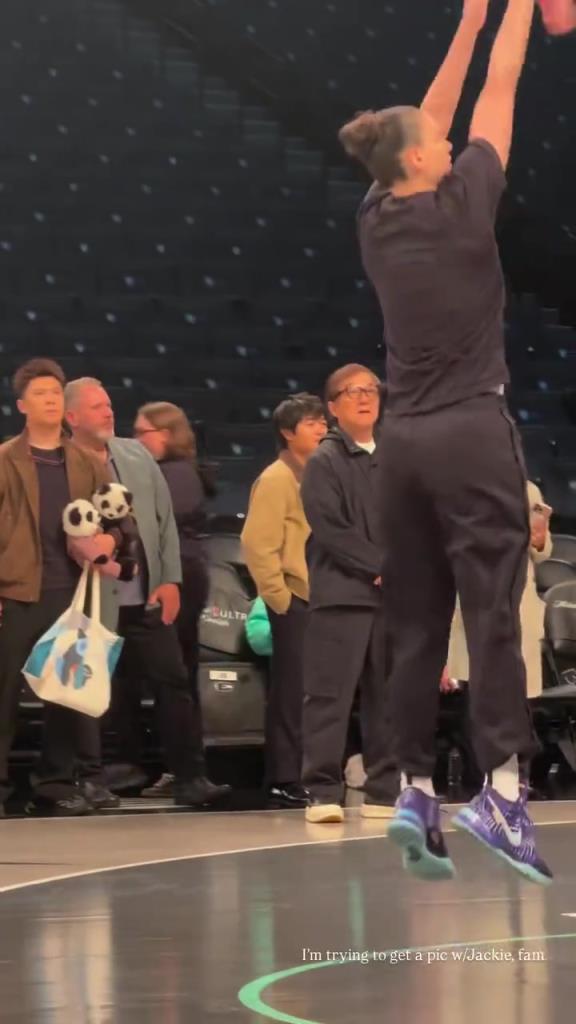 71歲成龍現(xiàn)身巴克萊中心看女籃比賽：她們投籃怎么那么準(zhǔn)?。。?>
                                <div   id=