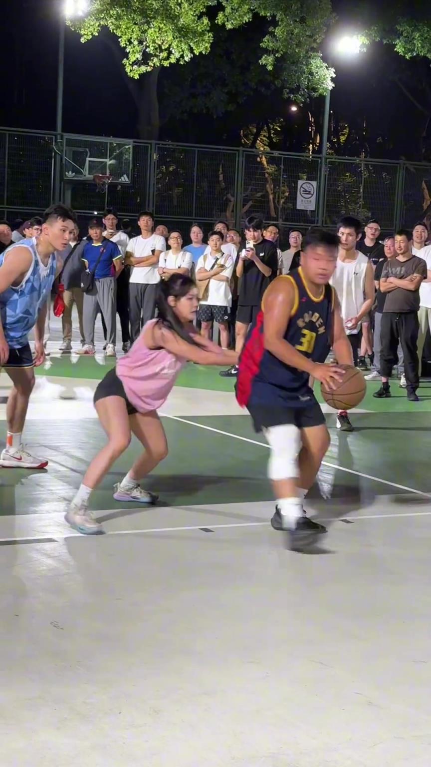 這哥們看見防自己的是女生，一個(gè)勁背打，球也不傳了